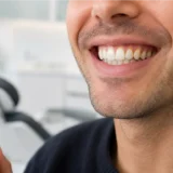 Gele tanden door vapen? Effect van de e-sigaret
